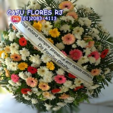08-(TAM:1,20) COROA DE FLORES MONSENHOR E GÉRBERAS 08-(TAM:1,20) COROA DE FLORES MONSENHOR E GÉRBERAS